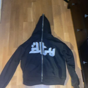 Divide The Youth Hoodie - Hoodie från @dividetheyouth, köpt under andra droppet(det med bättre kvalite) Hoodien är en L men sitter mer som en Medium i längden eftersom hoodien originellt är cropped. Men passar både Medium och Large.  Sista droppet går inte o coppa för retail längr