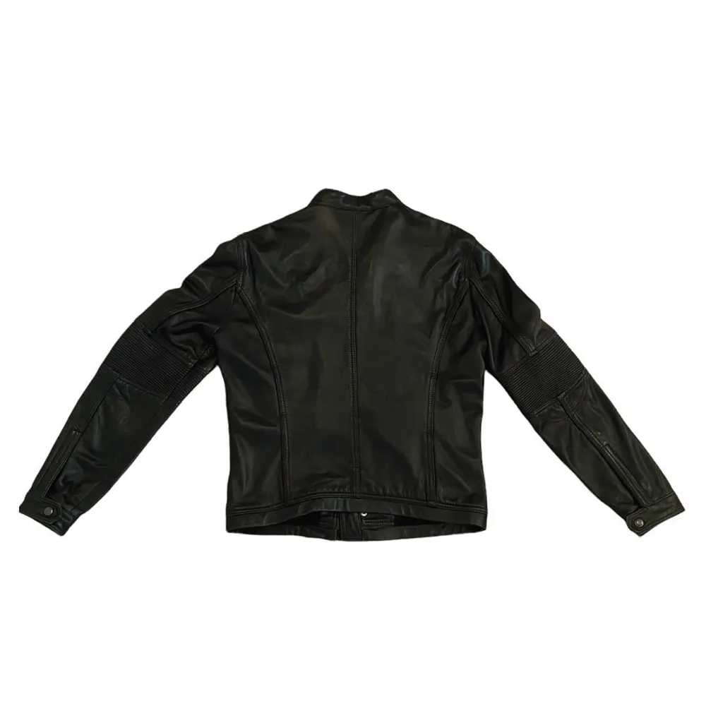 Armani Exchange Leather Jacket Vintage Unisex đ€ Pris: âą899kr Stl: M Bredd 50cm LĂ€ngd 63cm Kontakta mig för mer info đ. Takit.