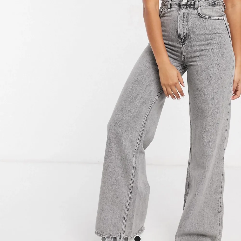 Säljer dessa superfina och sköna jeans från asos. nästintill oanvända få dem är för stora för mig. hör av dig för egna bilder! storlek 36! 💖. Jeans & Byxor.