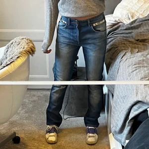 Jeans  - Blåa jeans med nitar vid fickorna:) skriv för mer info💞även intreserad av byten
