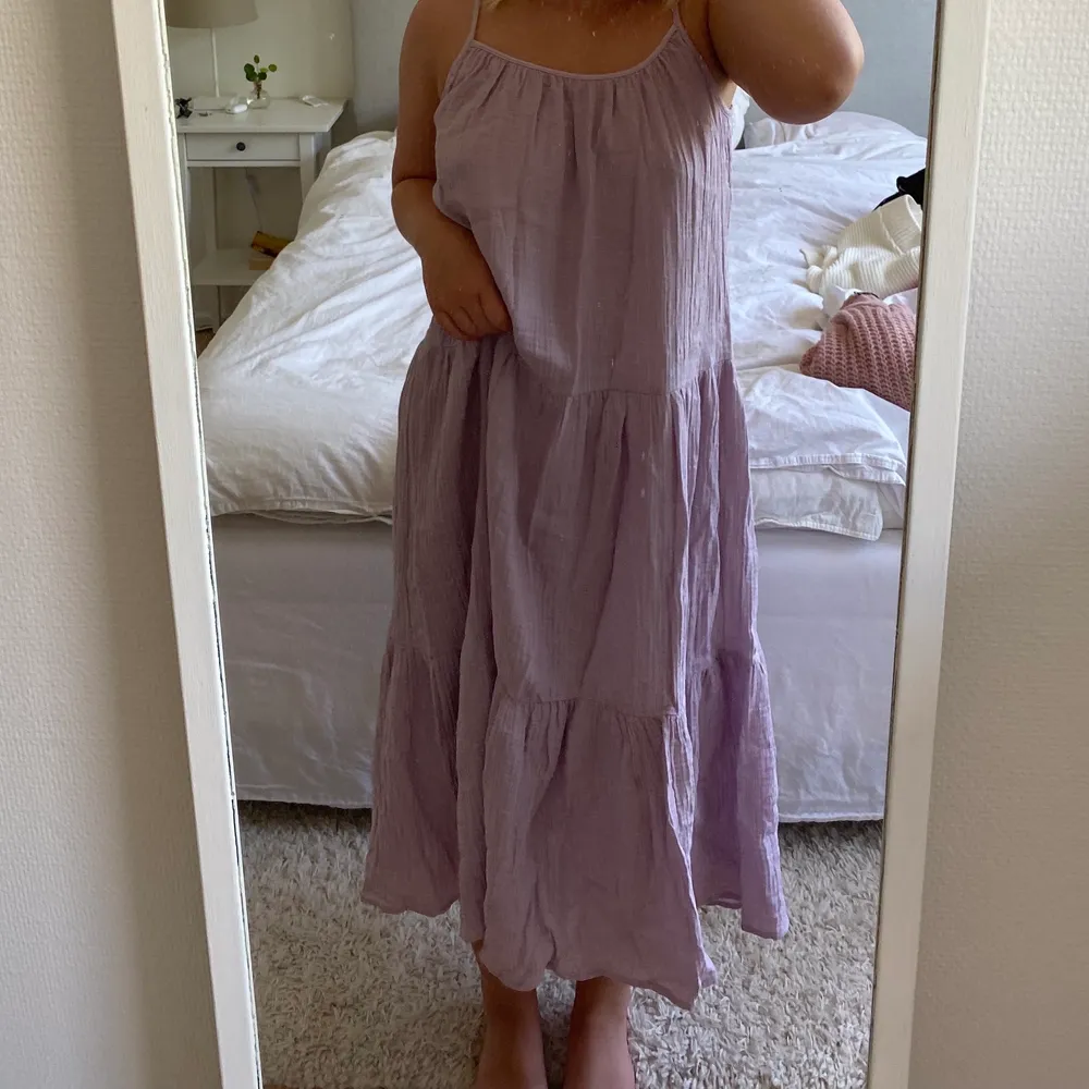 En suuperfin lila klränning från HM, passar perfekt som strandklänning osv🥰 I storlek XS men med oversize känsla. Kolla gärna in mina andra annonser🫶🏼. Klänningar.