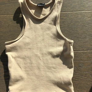 Super skönt linne - Säljer mitt favorit linne som tyvärr har blivit för litet i färgen beige. Linnet är i bra kvalitet, storlek XS och från Gina tricot! Skriv privat vid intresse eller frågor🤍!  