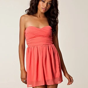 Orangeklänning - Säljer den första klänningen fast i nyansen av bild 2. Jättefin klänning som tyvärr blivit för liten för mig. Jättefint skick. Köparen står för frakt 