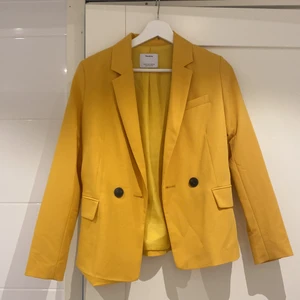 Gul kavaj  - Använd två gånger, bra skick och fin färg 💛🌼