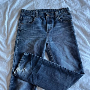 Regular fit jeans - Säljer nu dessa jeans som jag köpte här på plick förra året, superfin färg men nu behöver jag sälja dem för att min rumpa blivit för stor!  Det står 13-14yrs på lappen inuti byxorna men passar mig som är en 34/36