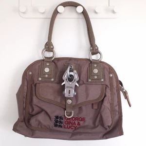 George gina & lucy väska - Den perfekta george gina & lucy väskan🤎 I väldigt bra skick! Den kommer även med ett axelband! Mått 32 x 26 cm🍓