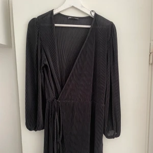 Fin svart omlottklänning - Använd fåtal gånger, nyskick!