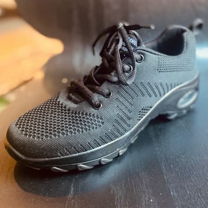 Svarta skor storlek 37 - Säljer mina svarta sneakers  Enbart testade, aldrig använda 