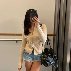 Cashmere kofta💛💛 - en så fin och härlig 100% cashmere kofta från Massimo Dutti. Så skön och nästintill oanvänd 😽😽 nypris runt 1000kr