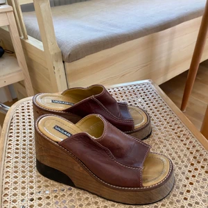 Vagabond platåskor 90-tal strl 38 - Ett par jättesnygga platåskor från vagabond i strl 38. Tyvärr är de lite för små för mig så måste sälja dom vidare. 