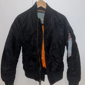 Bomberjacka - Svart bomberjacka från Alpha Industries i strl. S. Lite mer figurmodell och tajtare passform. (Är 153cm lång)