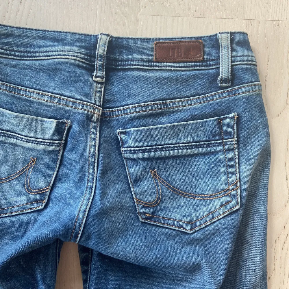 Säljer dessa trendiga ltb jeans i modellen valerie 💕 nypris 699kr . Jeans & Byxor.