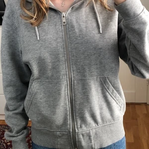 Grå weekday zip-up - Grå zip-up hoodie från weekday. Använd men i bra skick! Säljer för 60kr + frakt