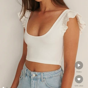 Croppad volangtopp - Säljer den här super snygga volangtoppen i stl S som är helt oanvänd med lappen kvar. Passar även bra att ha vid festtillfällen. Köpte den från NA-KD för 199 kr. Frakten ingår ej i priset. 
