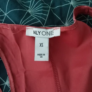 Kopparfärgad klänning - Använd en gång.. Som ny. Mycket fint skick. Färgen är ljusare i verkligheten än vad bilden visar.