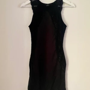 Klänning - Superfin svart klänning, den perfekta "lilla svarta". 