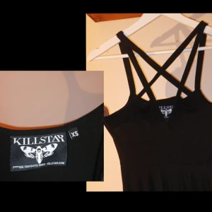 Killstar pentagram klänning - Svart pentagram klänning med klock-kjol och stretch-tyg. Strapsen bildar ett pentagram på bröstet. Tyvärr aldrig använd, helt ny