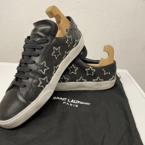 Ysl skor - Säljer ett par Yves Saint Laurent skor som är sparsamt använda, pris kan diskuteras! Priset är ej hugget i Sten!