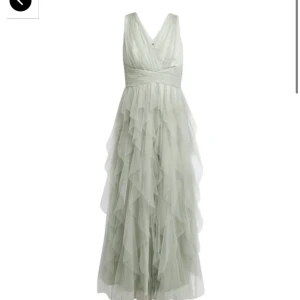 Balklänning - Säljer min fina balklänning som är använd 1 gång. Den är i en väldigt fin ljus grön färg. Den är uppsydd längst ner för att passa till 170cm. 💚💚