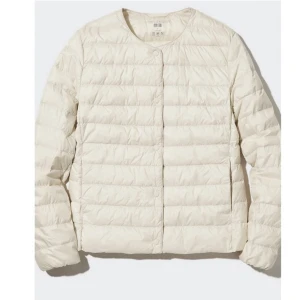 Uniqlo jacka - Säljer min beiga jacka från uniqlo, köpt här på Plick, men tyckte inte färgen passade mig så bra så säljer vidare den. Den är i strl L men passar mig som normalt är S.