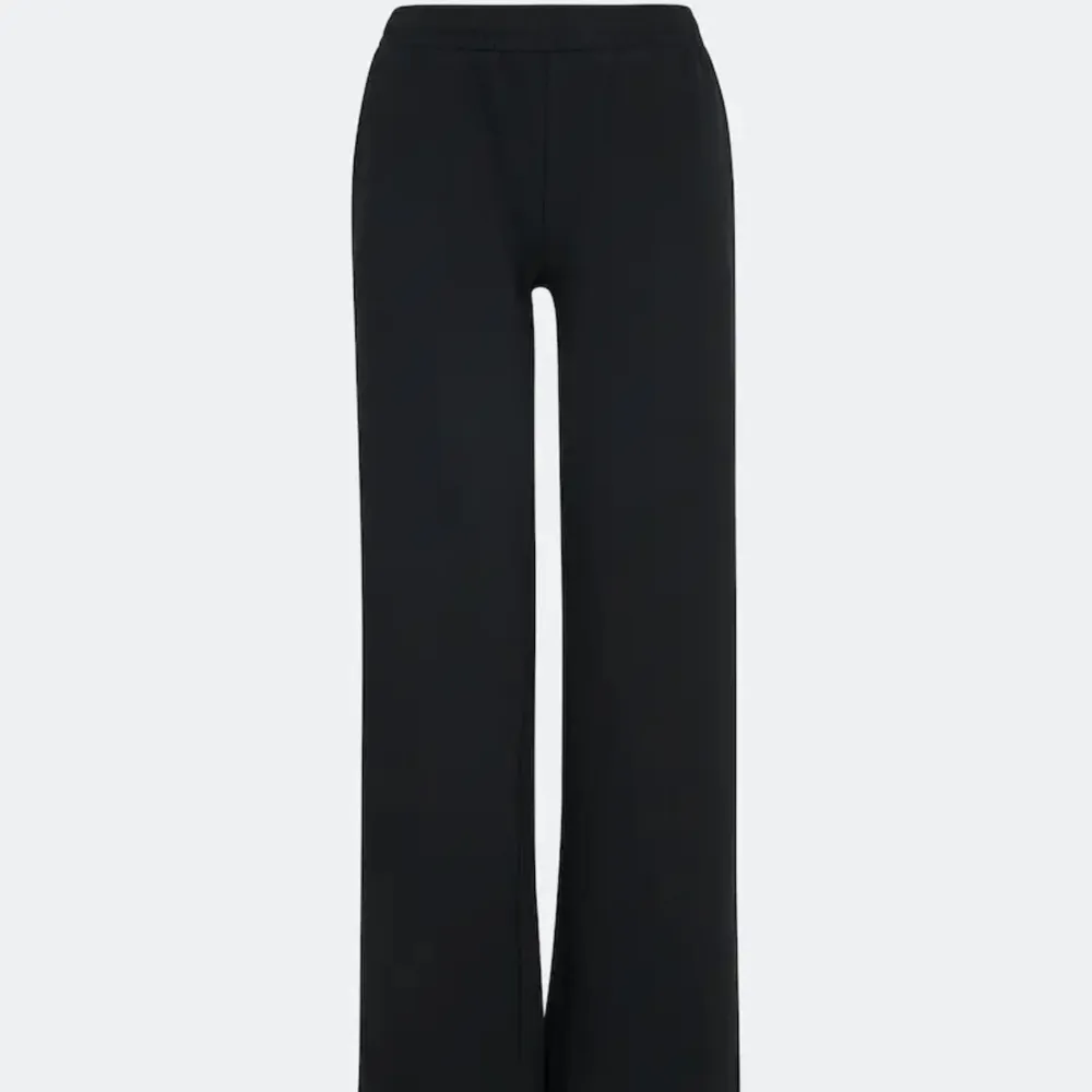 Svarta lågmidjade mjukisbyxor i storlek M men passar storlek S! Slutsålda på hemsidan i de storlekarna.. Jeans & Byxor.