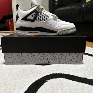 Jordan 4 seafoam st 43 - Hej jag säljer ett par helt nya Jordan 4. Dem är helt äkta från Nikes SNKRS som är deras hemsida. Storleken är 43. Skriv om du har några frågor eller vill ha mer  bilder. Den är i 11 w och 9,5 mens.