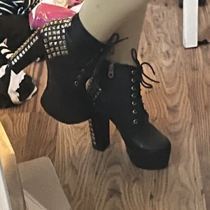 Alternativa klackar! - SKITSNYGGA klackar som aldrig använts av mig men köpta secondhand! Väldigt fint skick. Dem PERFEKTA skorna för en alternativ look!🫶🏻 hmu vid frågor annars går det bra att använda köp nu. Kolla in mina andra annonser, kan samfrakta 