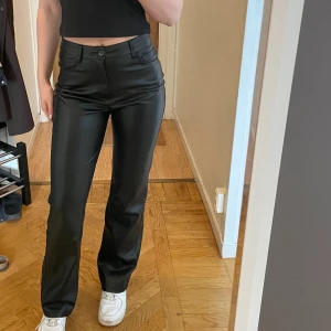 Skinnbyxor - Jättefina skinnbyxor som jag verkligen har trivts i. Använd endast ett fåtal gånger och säljer pga att jag nu gör plats för nya kläder i garderoben. Ser helt nya ut.