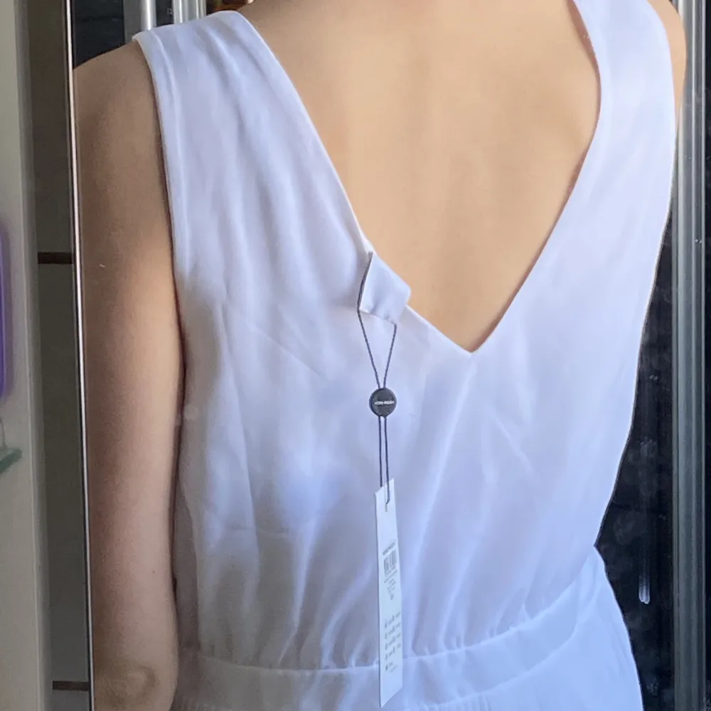 Vit klänning från Vero Moda. Aldrig använd och lappen sitter kvar🙌Säljer eftersom den är något för stor för mig. Storlek: 38. . Klänningar.