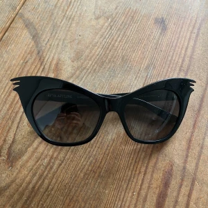 Solglasögon  - Efva Attling  Sparsamt använda 