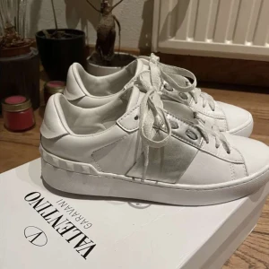 Valentino sneakers  - Säljer åt min kompis! Snygga silvriga skor från valentino, färgen passar till det mesta! Bra skick💕
