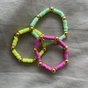 Armband:) - Såå fina armband (gjorda av mig) Finns i 3 olika färger, ljusgul, ljusgrön och mörkrosa🙈 Guldpärlorna är i plast men jag e säker på att dom passar till en snygg outfit<3