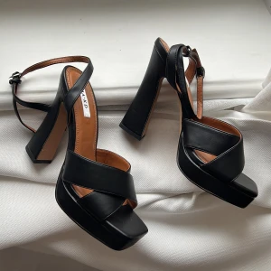 Svarta pumps NA-KD - Aldrig använda! Så snygga på till våren. Nypris ca 600 kronor ❣️ca 9 cm klack 