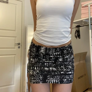 Kjol  - Svartvit kjol, aldrig använd 