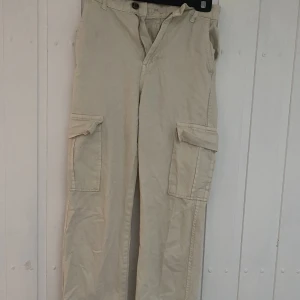 Straight cargo pants - Beiga cargo pants från Zalando