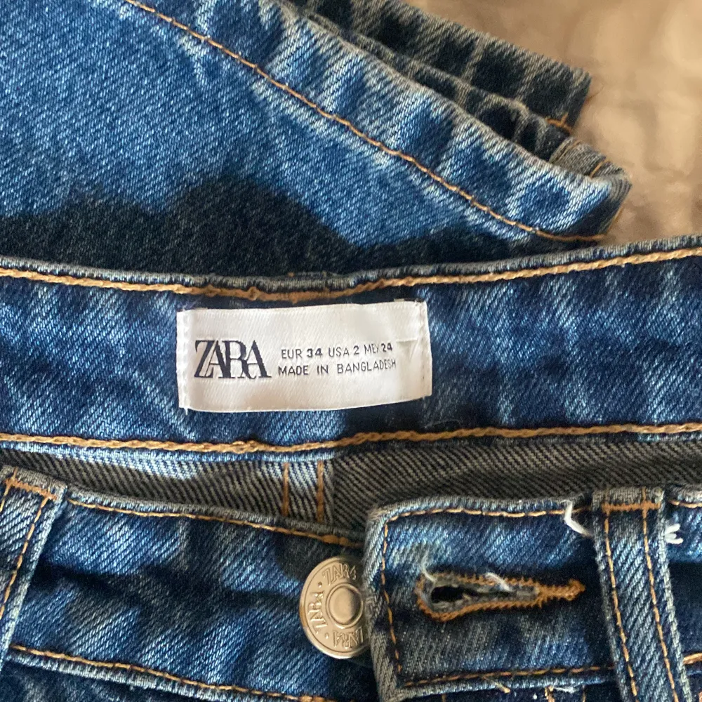 Mörkt tvättade zara jeans i st 34. Är midrise/lowrise . Jeans & Byxor.