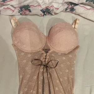 Rosa Negligé - Säljer en jättesöta rosa negligé som är av storlek 75B. Kom aldrig till ngn använd och säljer därför vidare den! Hör av dig till mig om du har ngr frågor, eller klicka på ”köp nu” om intresserad c: