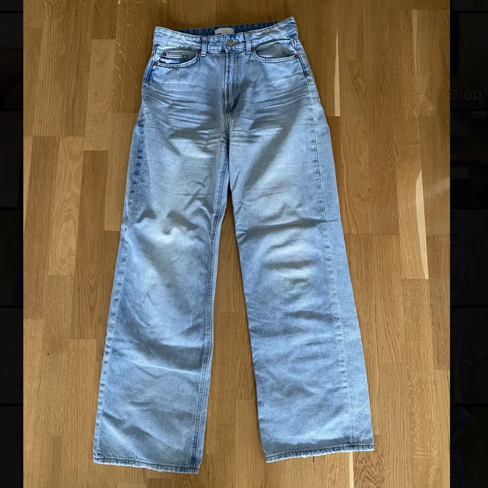 Fina ljusblåa vida jeans ifrån HM i strl 38💕 Sparsamt används och inga fläckar😊. Jeans & Byxor.