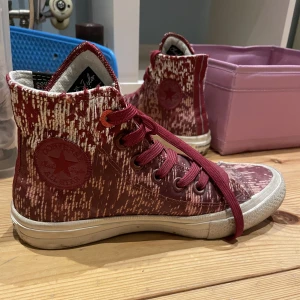 Converse Chuck Taylor Röd - Röda high top converse Chuck Taylor II All Star I stl 36.5, använda en gång som barn men passar ej längre. Behöver bli av med pga flytt
