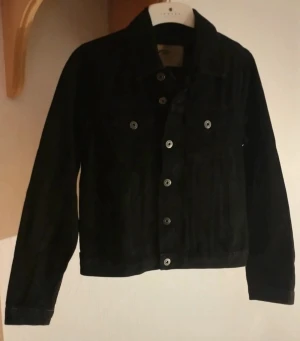 Jeansjacka, S - Knappt använd jeansjacka från FB Sister i storlek S.