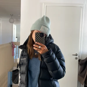 Carin Wester mössa - Mössa från Carin wester som köptes förra året men har tyvärr inte kommit till användning, färgen är otrolig och passar till allt⛄️ 
