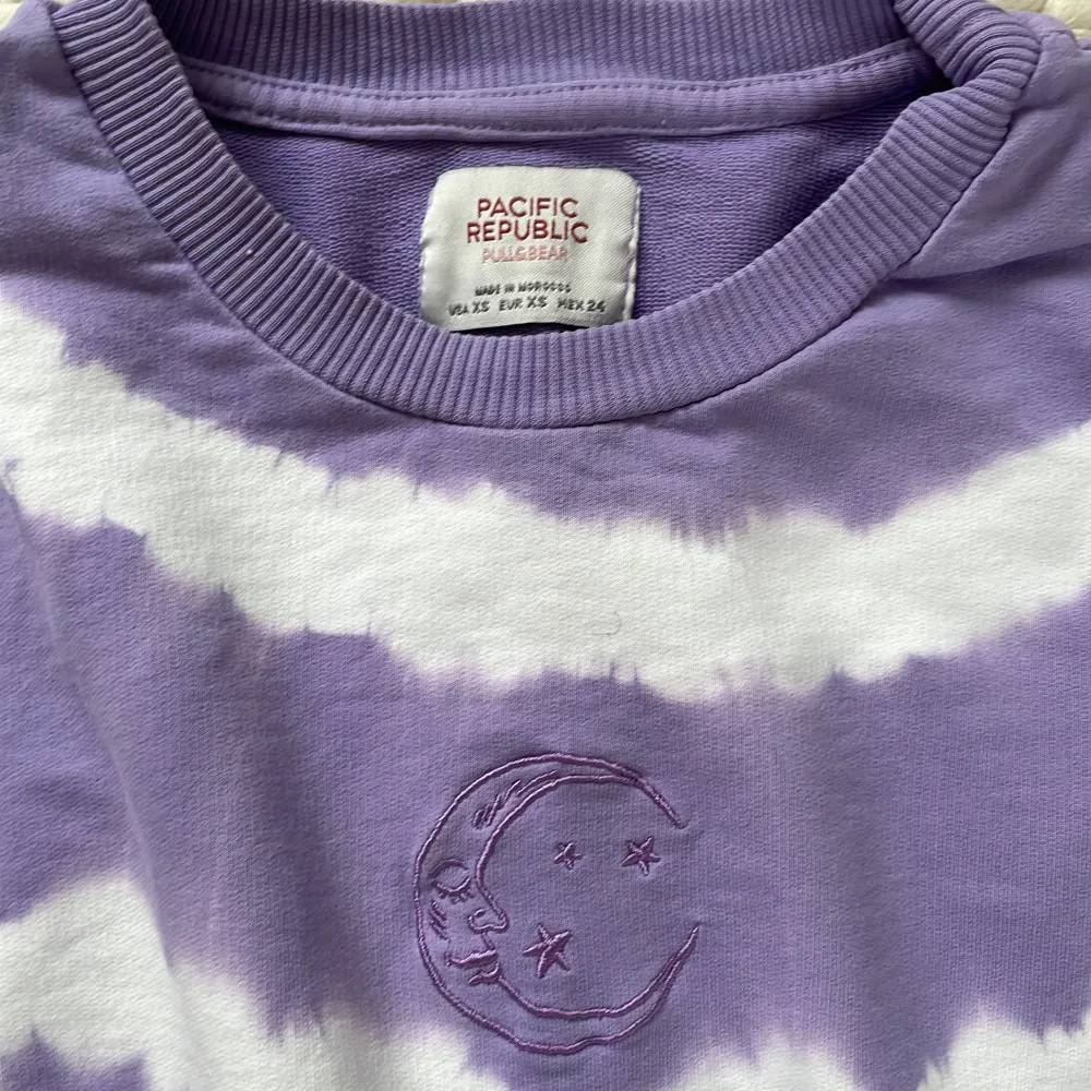 En lila tröja från pull&bear. Använd några gånger men är i bra skick✨⭐️💫🌟🤩. Toppar.