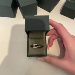 Maria nilsdotter ring - Claw ring från Maria nilsdotter i silver. Helt ok skick, lite rostig men går enkelt att putsa upp hos Maria nilsdotter osäker på storlek men gisssr på 16. Nypris: 3995. INGA SKAMBUD, vill ej byta mot något