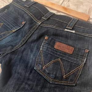 Mörkblå lågmidjade jeans från Wrangler. Modellen är straight/bootcut. Bra skick, inga defekter. Säljer då de tyvärr blivit för små för mig.😊