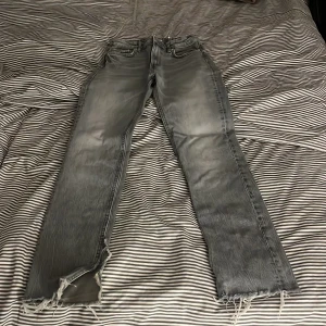 Zara jeans med slits - Hejsan jag säljer mina byxor från zara då jag inte ens får på mig dem längre o tänkte kolla om någon kanske ville köpa dem 😊