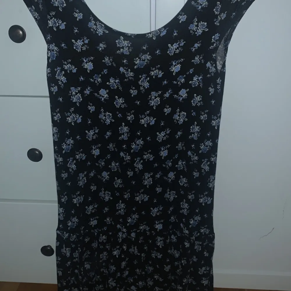 En svart blommig tröja 🖤💙🌻från Gina Tricot! Storlek small/S💗 . Klänningar.