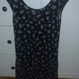 En svart blommig tröja 🖤💙🌻från Gina Tricot! Storlek small/S💗 