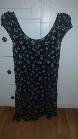 En svart blommig tröja 🖤💙🌻från Gina Tricot! Storlek small/S💗 