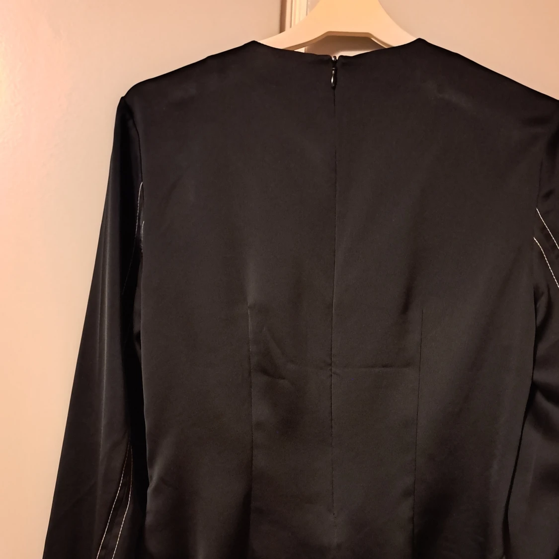 Satinblus med utsvängda ärmar - 90