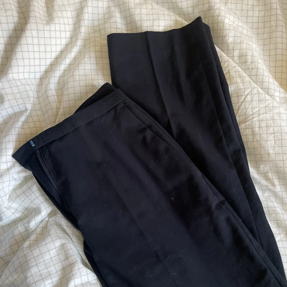 Fina marinblå kostymbyxor, strl S! Nyskick, säljer då jag tyvärr ej får användning för den, nypris 400kr❤️150kr + frakt (hör av er vid frågor/bilder). Jeans & Byxor.